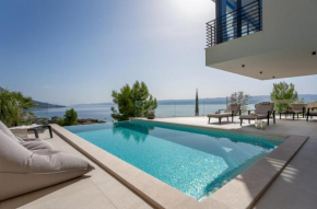 Deluxe Villa Nitia with 4 bedrooms 550m from sandy beach